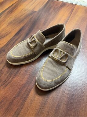 Valentino Garavani
Leisure Flows loafer in split leather with Gold Accent